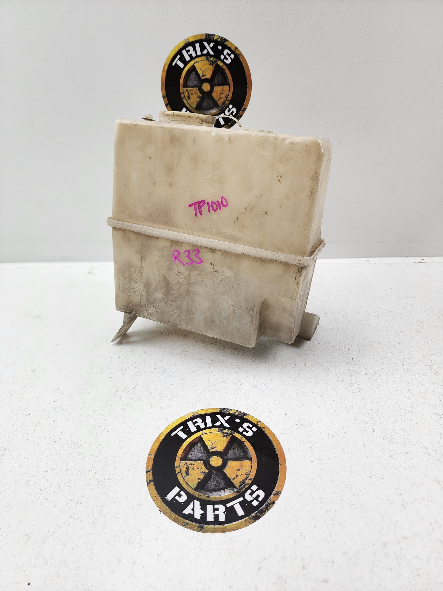 Standard Windscreen Washer Bottle With Pumps for R33 Skyline