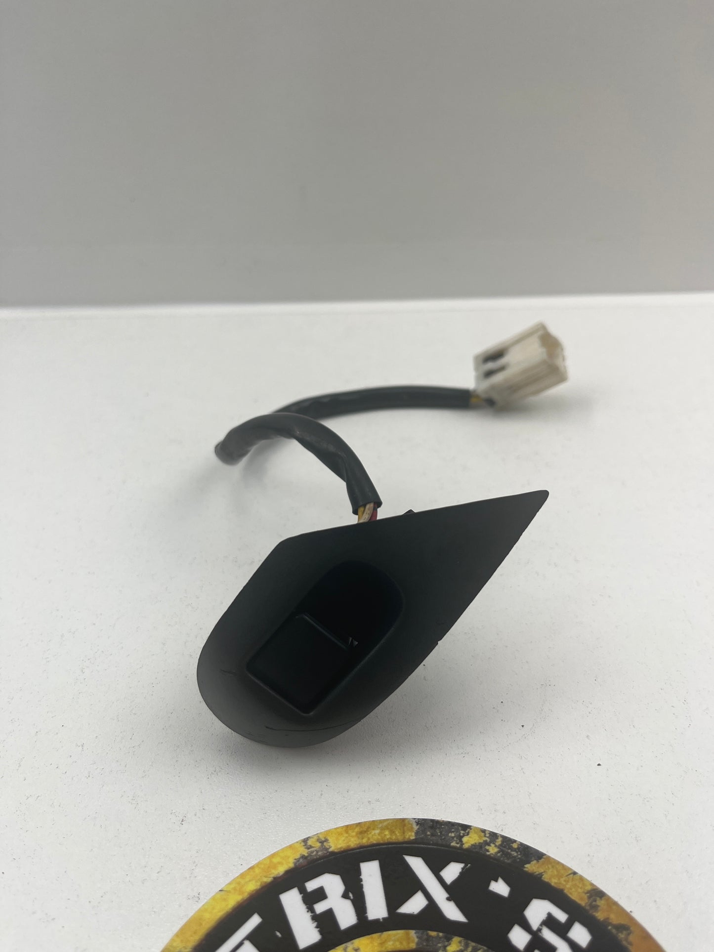 R33 Front Window Switch, Plug and Trim, Passenger Side, Grade C