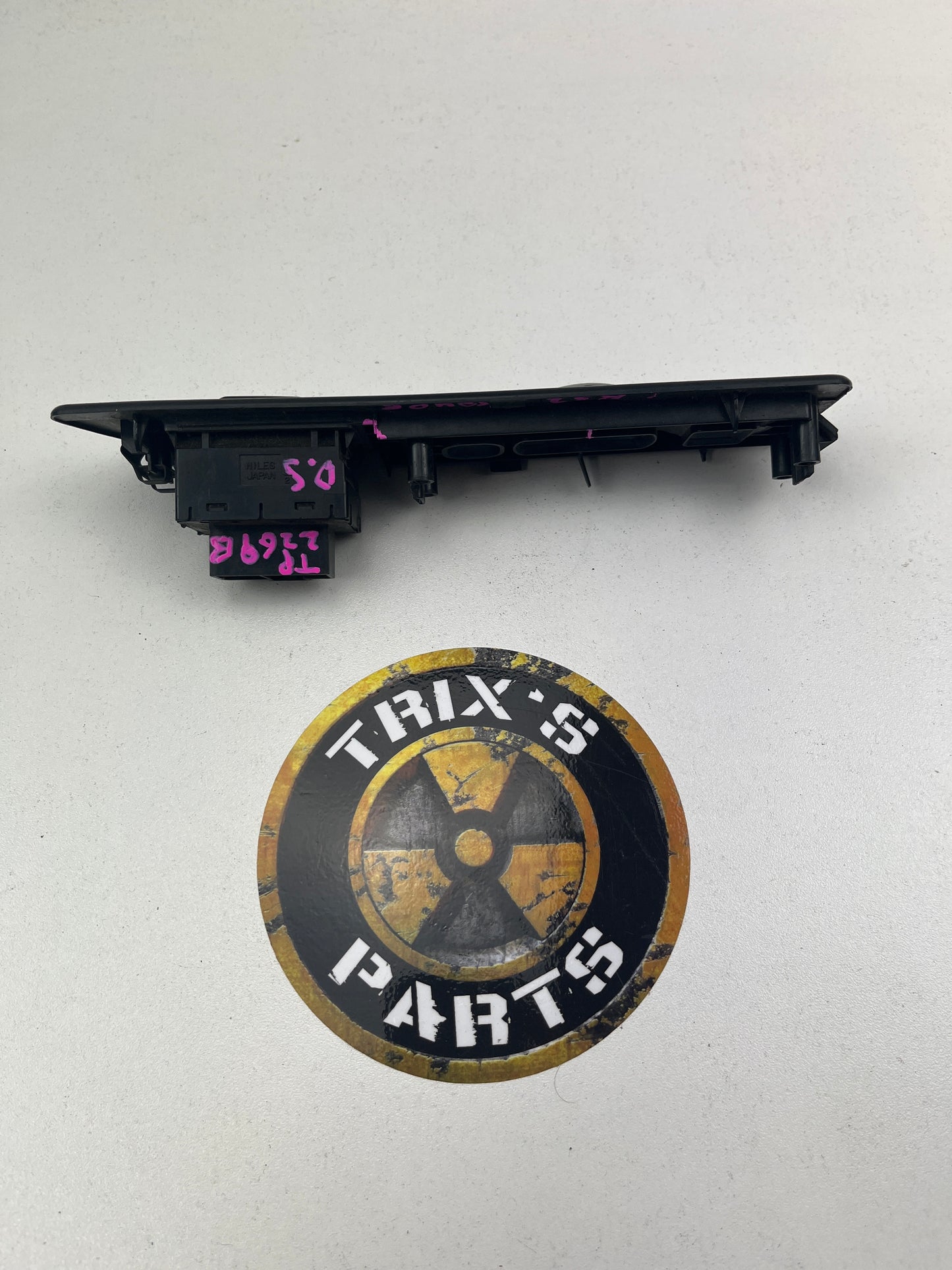 R32 Skyline Coupe Window Switch Trim Only, With Mirror Switches, Driver Side, Grade B