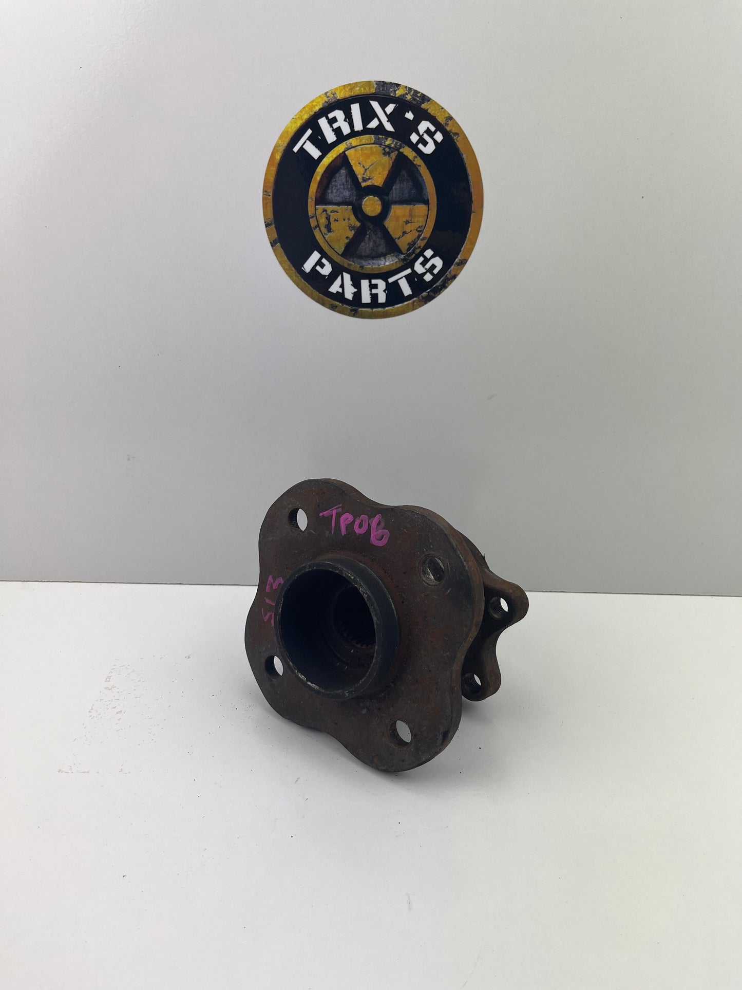 S/R Chassis 4 Stud Rear Hub - Missing Wheel Studs