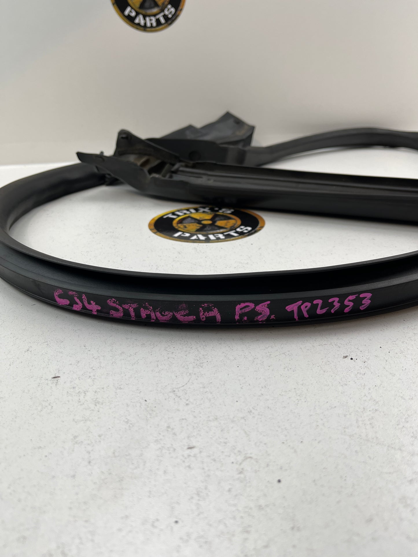 Used Rubber B Pillar Passenger Side Door Seal For C34 Stagea