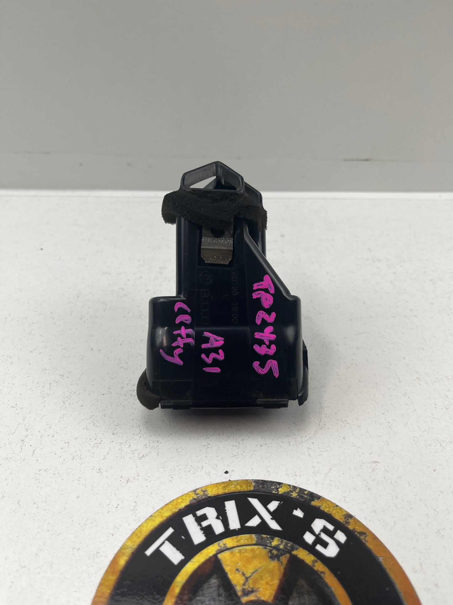 Used Factory RHS Single Vent 68760 71L00 in Dash to Suit Nissan Cefiro
