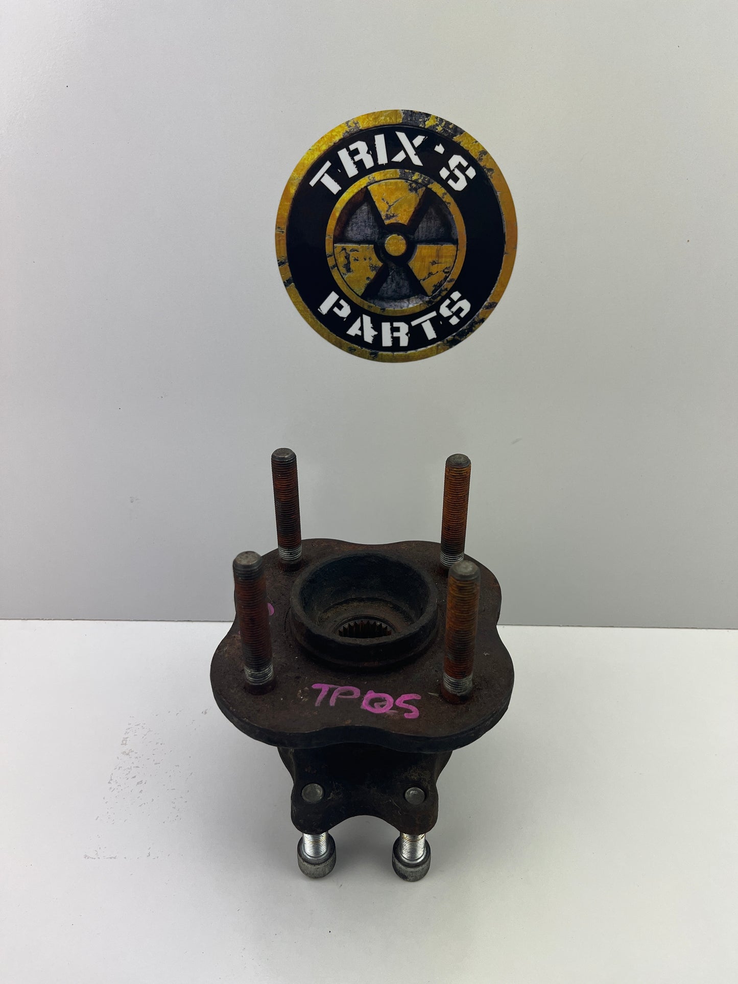 S/R Chassis Rear Hub, With Extended Wheel Studs