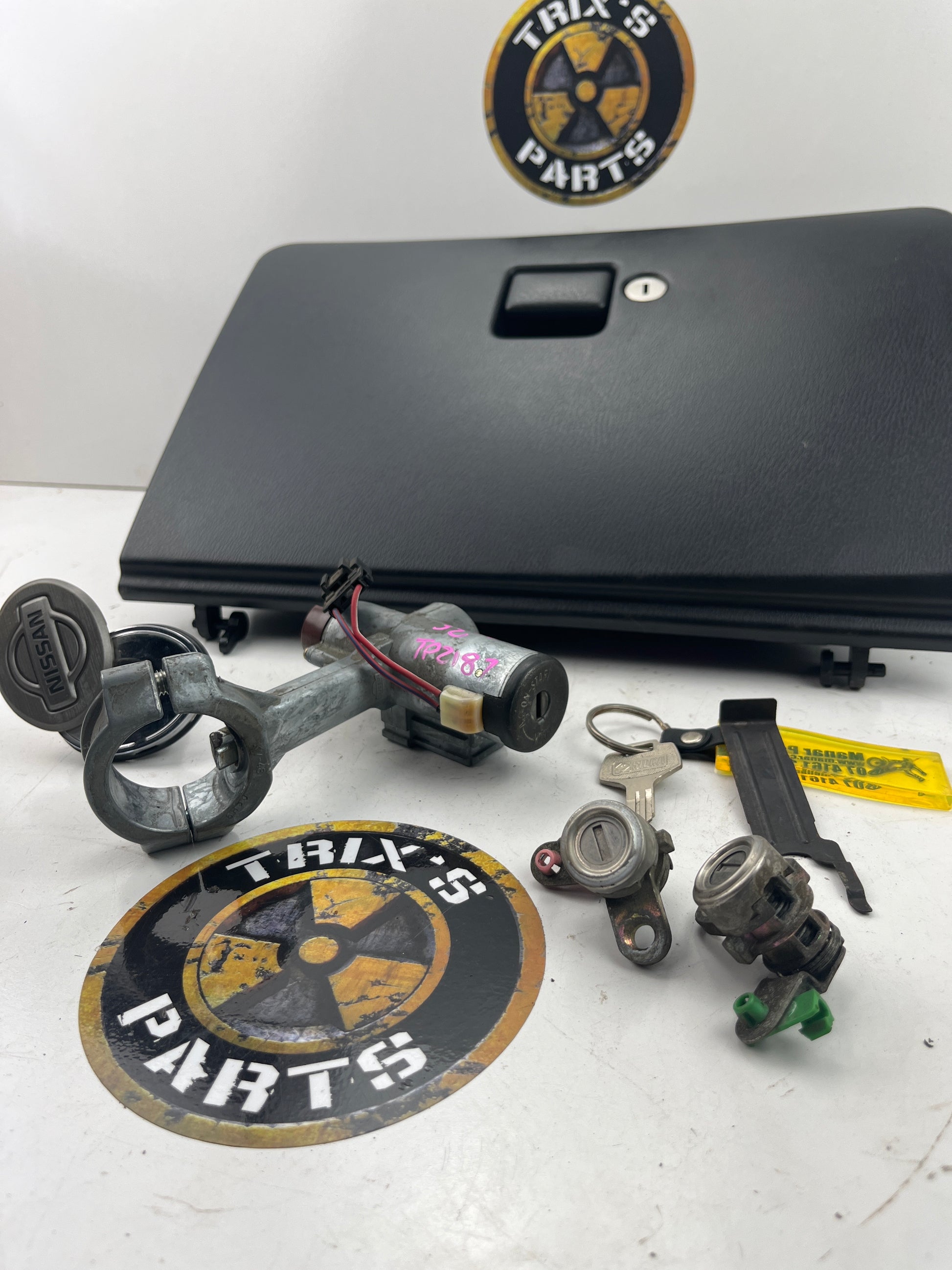 Full Lock and Key Set Keyed Alike With Glovebox Lock R33 S2 Skyline