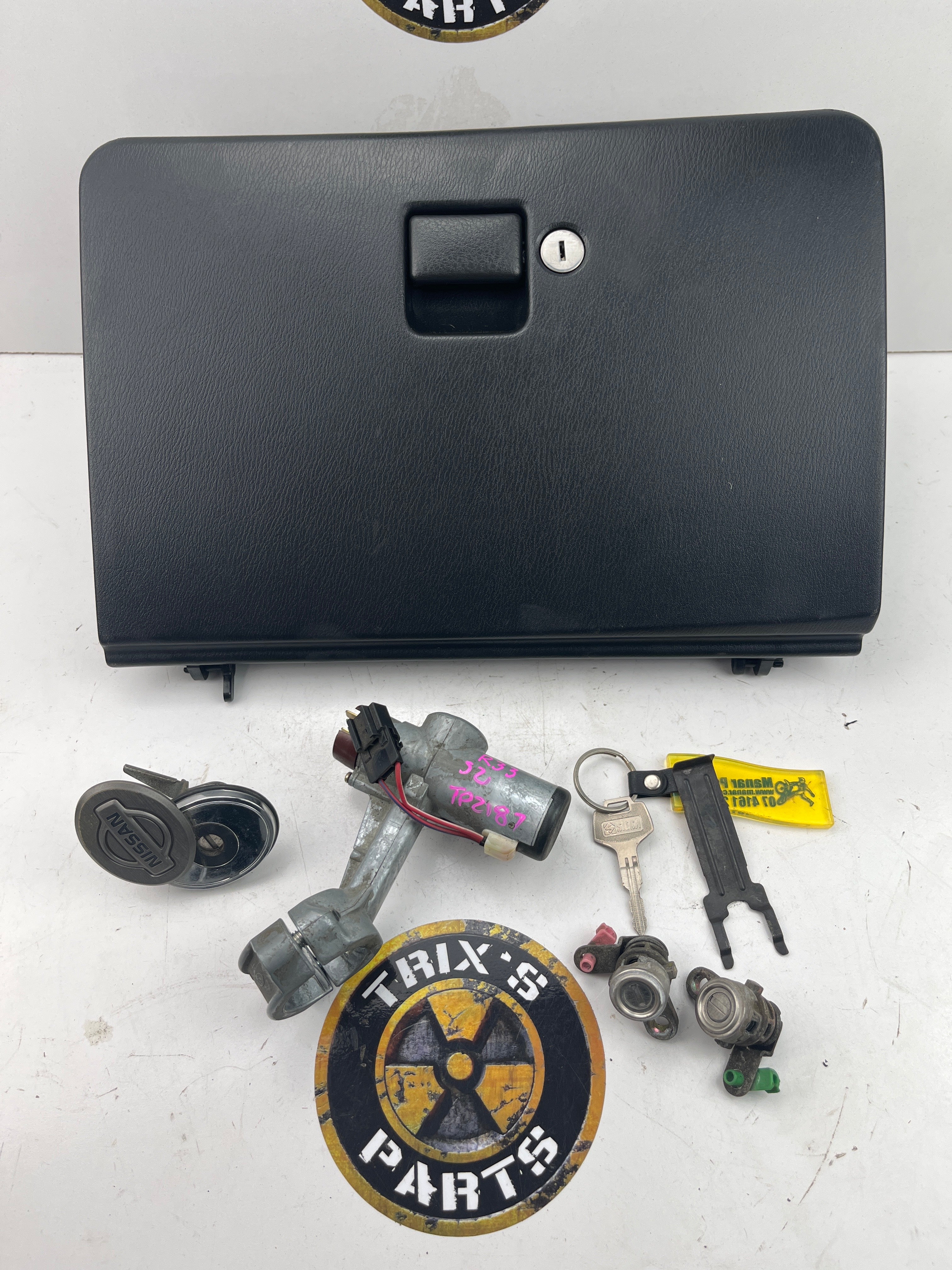 Full Lock and Key Set Keyed Alike With Glovebox Lock R33 S2 Skyline